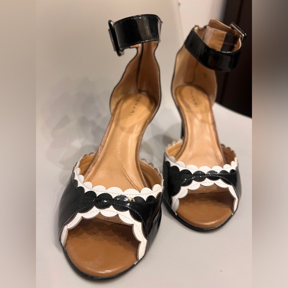 Adorable b&w scallop design Tahiti ankle strap patent leather sandals. - Picture 8 of 9